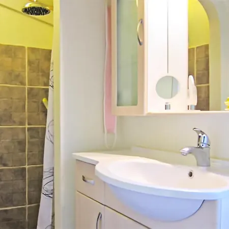 Beautiful In With 2 Bedrooms, Wifi And Outdoor Swimming Pool *